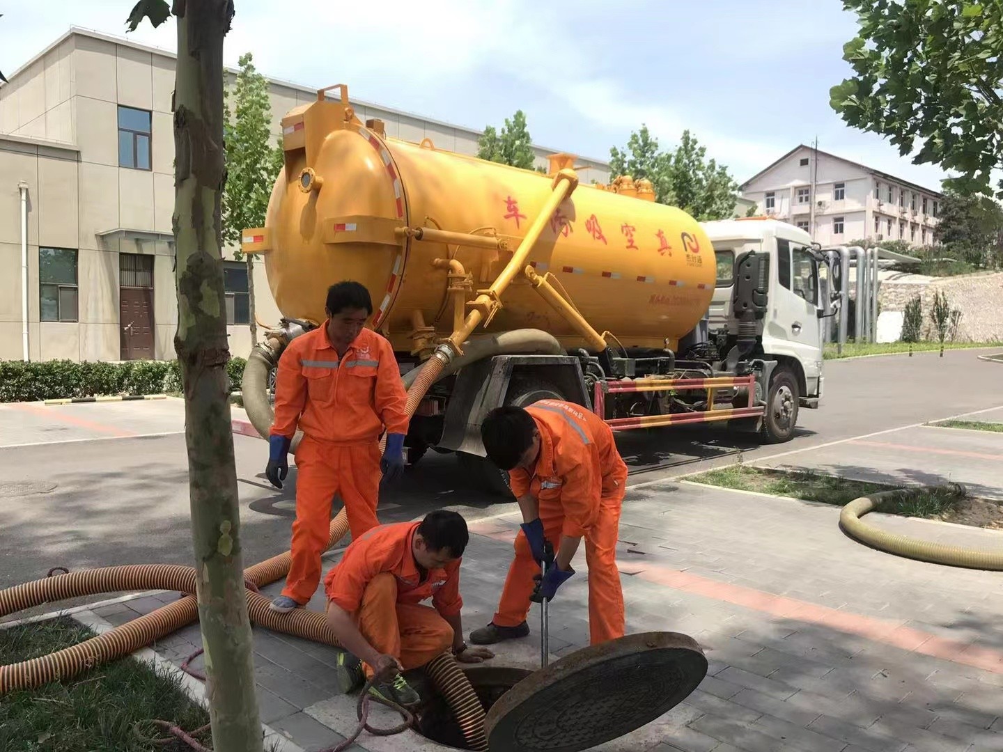 平江管道疏通车停在窨井附近