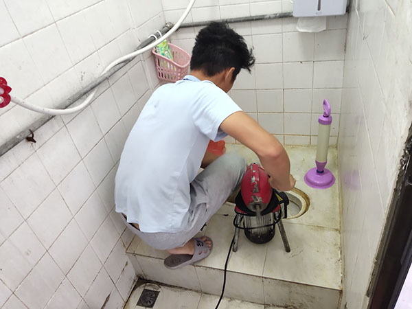 平江肥皂掉到马桶里把马桶堵住了怎么办？马桶堵住了怎么办