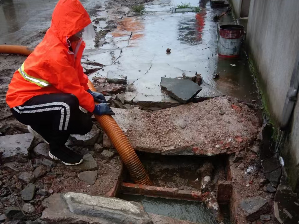 平江专业清理污水池 炜誉市政以规范流程守护城市 “肠道”