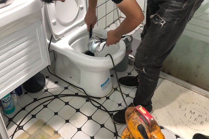 平江马桶堵塞自己疏通还是找师傅？专业上门服务让你省时更省心