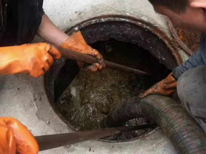 平江清理化粪池时如何避免沼气的危害？